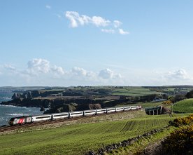 20150511-HE-706.1280 Virgin East Coast HST 43295 und 43251 als 1E30 18.18 Aberdeen - Leeds am Muchalls Viaduct über den Bach Pheppie Burn