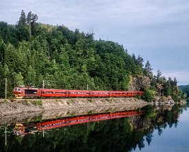 074116_el17_kjose.1280 NSB El 17.2226 mit IC808 auf der Vestfoldbahn bei Kjose am See Farris. Der Streckenabschnitt Larvik - Porsgrunn, der 1940/41 von 1067 mm auf die...