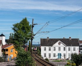 20160901-HE-012.1280 NSB BM74 110 (R11 Skien - Eidsvoll) auf der alten Strecke durch Holmestrand, die Oktober 2016 stillgelegt wurde. Hinter dem Bauzaun links entsteht ein Zugang...