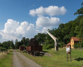 _HE10066 Im ehem. Bf. Hovmansbygd am Banvallsleden sind einige Fahrzeuge der Karlshamn - Vislanda - Bolmens Järnväg (KVBJ) ausgestellt.