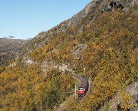 _HE11842-3 Rc6 1324 aus dem früheren SSRT-Bestand mit dem verspäteten SJ-Zug 94 im Norddalen