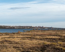 _HE12066 Kiruna zwischen seinen Erzbergen Luossavaara (links) und Kiirunavaara (rechts)