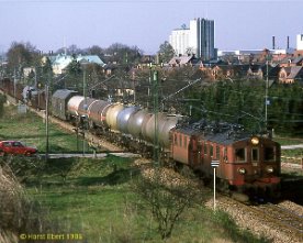 048823_du2 Den nachmittäglichen Güterzug 3877 von Landskrona nach Malmö bespannten 1986 häufig zwei Du2, hier bei der Ausfahrt von Kävlinge über die Lommabucht-Strecke...