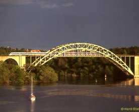 070911_arsta_x2 Die vielen Gewässer in Stockholm erschweren vor allem die Zufahrt von Süden her, um einen Ausbau auf weitere Gleise wird seit Jahren gerungen. Am Abend des...