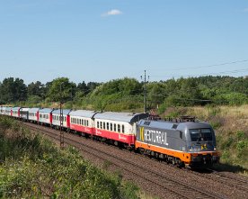 _HE10211 Hector 242.532 "Lightyear" mit Veolia "Snälltåget" 3940 Malmö -Stockholm bei Ballingslöv