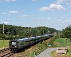 _HE10257 Öresundståg X31K 4323 begegnet einem der wenigen lokbespannten SJ-Züge, 204 Malmö-Stockholm, bei Ballingslöv